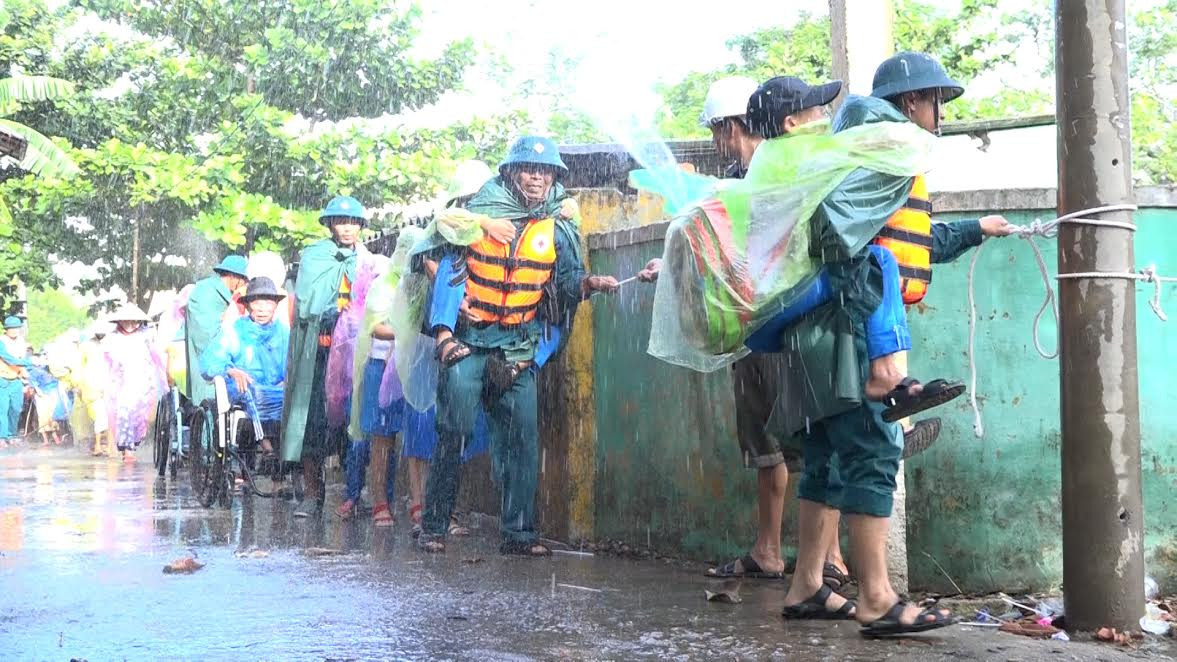 Hơn 100 người dân Bình Đào tham gia thực hành sơ tán ra khỏi khu vực nguy hiểm. Ảnh: MS