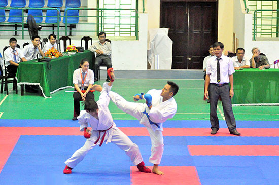 Các cuộc so tài tại Giải Karatedo tỉnh Quảng Nam 2016 khá hấp dẫn và quyết liệt. Ảnh: Tường Vy