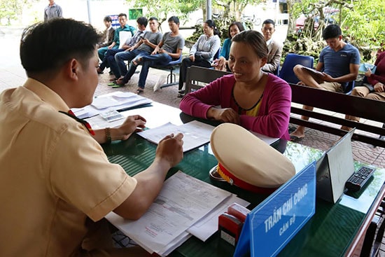 Người dân đến tìm hiểu thủ tục đăng ký sang tên xe gắn máy tại Đội Đăng ký, quản lý phương tiện giao thông cơ giới đường bộ, Phòng PC67 sáng 21.11. Ảnh: T.CÔNG