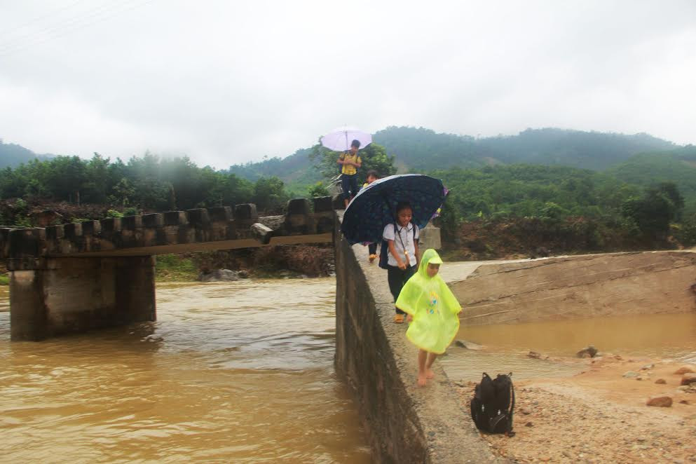 Cây cầu bắt qua sông Oa bị gãy một nhịp dài hơn 7 mét khiến giao  thông đi lại giữa 2 xã Trà Tân và Trà Sơn (Bắc Trà My) đi lại gặp nhiều khó khăn - Ảnh: THANH THẮNG.