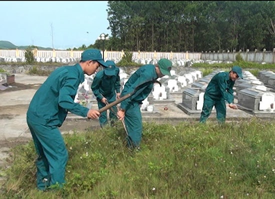 Dân quân tự vệ xã Tam Lãnh chăm sóc nghĩa trang liệt sĩ.