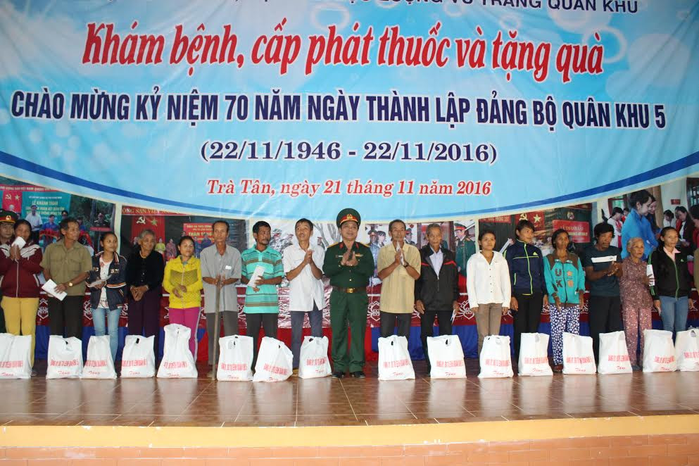 Đại tá Trần Minh Chín, Phó Chủ nhiệm Chính trị Quân khu 5 tặng quà cho đối tượng chính sách xã Trà Tân, Bắc Trà My. 