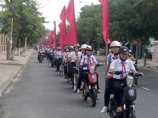 Học sinh Tam Kỳ diễu hành tuyên truyền Luật Giao thông đường bộ. Ảnh: Thúy Sương