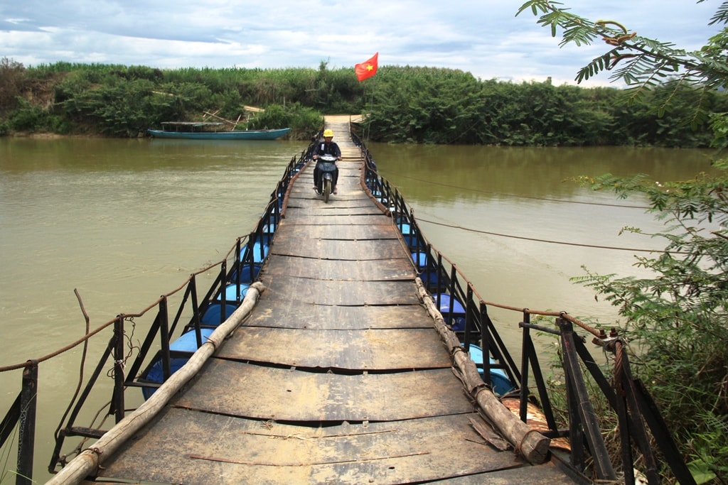 Cách đây gần 4 năm, ông Dũng đã bỏ gần 300 triệu đồng để làm câu cho dân đi. Ảnh: TIẾN HÙNG