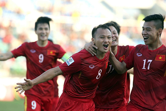 Niềm vui của Trọng Hoàng cùng các đồng đội sau khi ghi bàn vào lưới Malaysia. ảnh: Báo Tuổi Trẻ