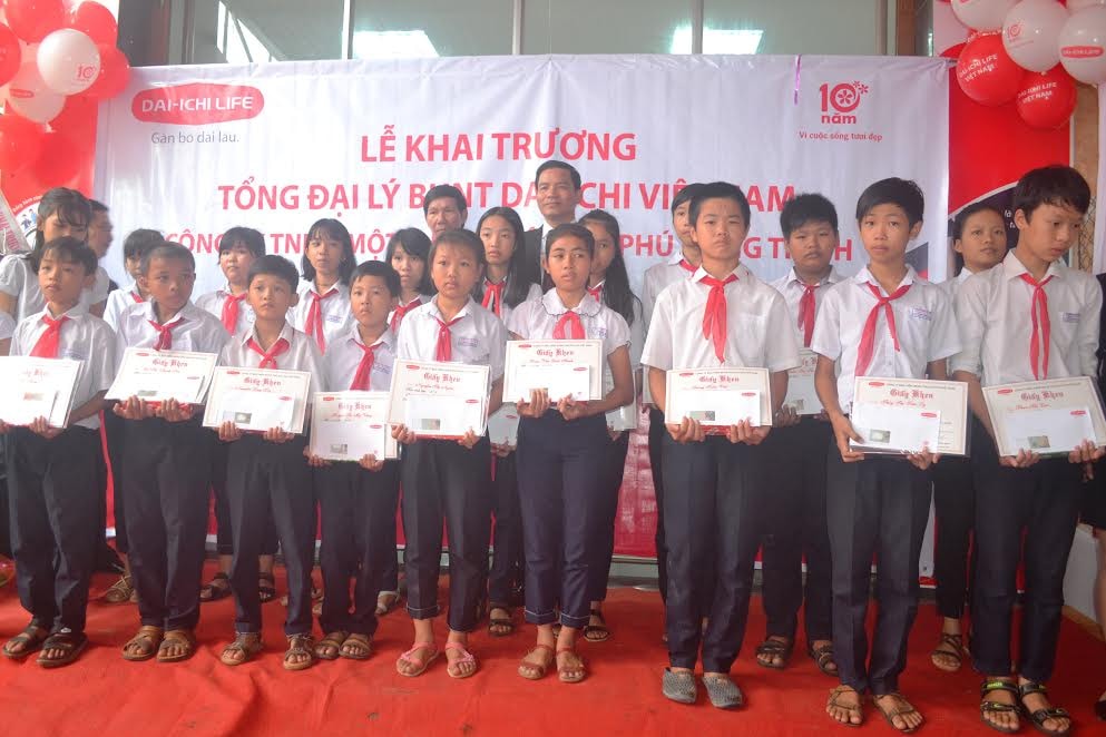 Trao học bổng cho 2o em học sinh nghèo vượt khó