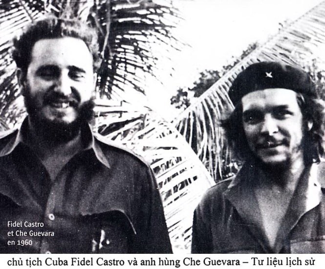 Fidel Castro (trái) và Che Guevara cùng chia lửa trong những ngày hoạt động du kích ở vùng núi Sierra Maestra của Cuba giữa những năm 1950 -Ảnh tư liệu