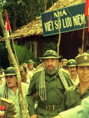 Nhà lãnh đạo Cuba Fidel Castro thăm địa đạo Củ Chi ngày 11-12-1995