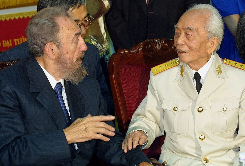 Nhà lãnh đạo Fidel Castro có mối quan hệ thân thiết, gần gũi với Việt Nam. Trong lúc chiến tranh diễn ra ác liệt, ông Fidel là nguyên thủ quốc gia đầu tiên và duy nhất đến thăm một vùng giải phóng của miền Nam Việt Nam. Đây là nguồn cổ vũ to lớn, thể hiện tình cảm đặc biệt của ông và nhân dân Cuba đối với sự nghiệp giải phóng và độc lập dân tộc của nhân dân ta. Trong ảnh, Chủ tịch Fidel gặp Đại tướng Võ Nguyên Giáp trong chuyến thăm Việt Nam lần thứ 3 vào tháng 2/2003. Ảnh: Getty.