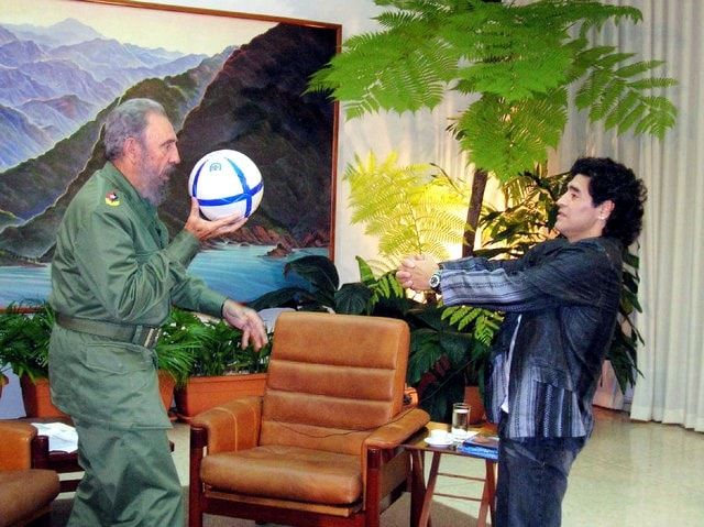 Nhà lãnh đạo Fidel Castro chơi bóng cùng huyền thoại bóng đá Maradona tại cuộc phỏng vấn ở Havana. Sau 50 năm chèo lái đất nước, ngày 18/2/2008, ông tuyên bố thôi giữ chức vụ Chủ tịch Hội đồng Nhà nước và Tổng Tư lệnh quân đội Cuba. Người dân Cuba luôn dành tình cảm yêu mến đặc biệt cho vị lãnh tụ và coi ông là người cha già của dân tộc. Ảnh: Reuters.