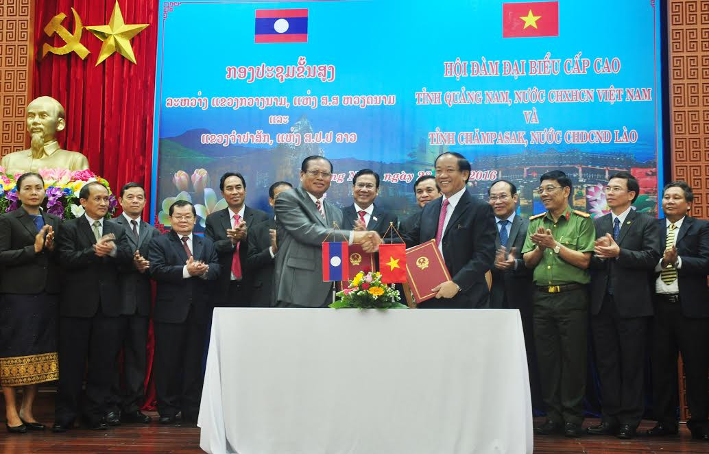 Chủ tịch UBND tỉnh Đinh Văn Thu cùng Bí thư kiêm Tỉnh trưởng tỉnh Chămpasak Bun-thong Đi-vi-xay ký kết Biên ban hợp tác trong giai đoạn 2017 - 2021.