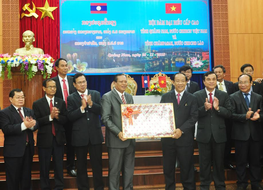 Đồng chí Bun-thong Đi-vi-xay tặng quà lưu niệm cho các đồng chí lãnh đạo tỉnh.