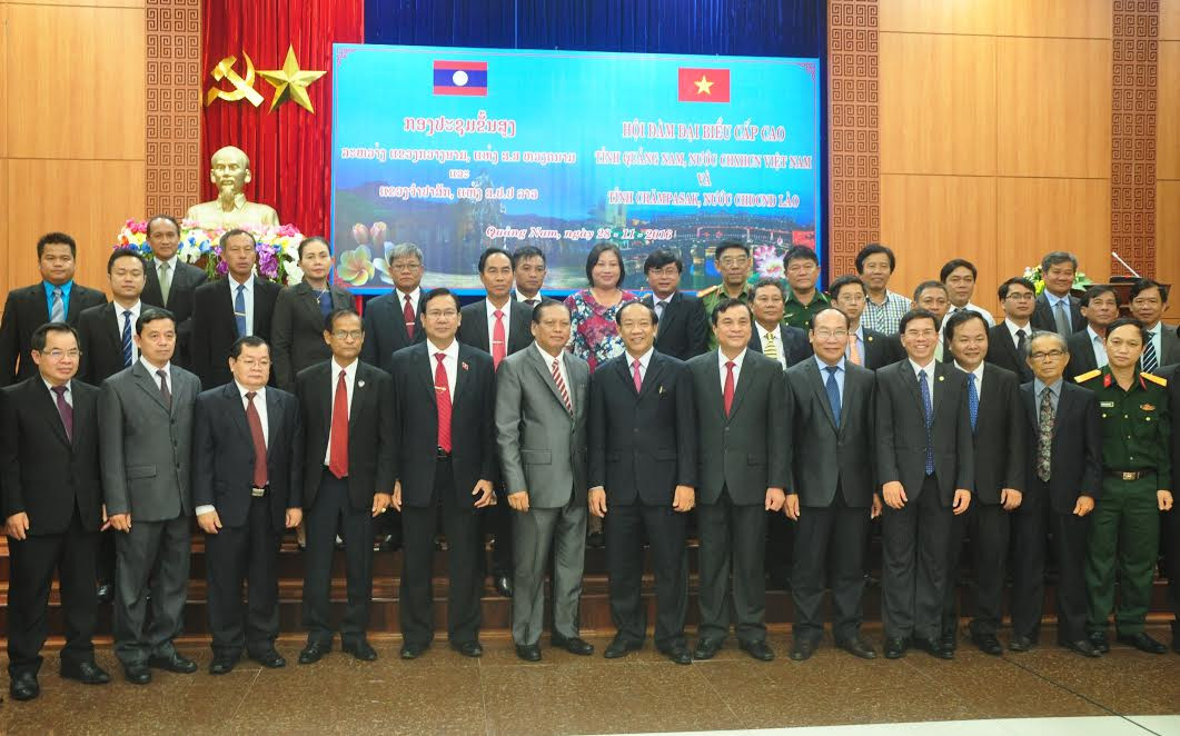 Các đại biểu của hai tỉnh Chămpasak và Quảng Nam chụp hình lưu niệm.  NGUYÊN ĐOAN