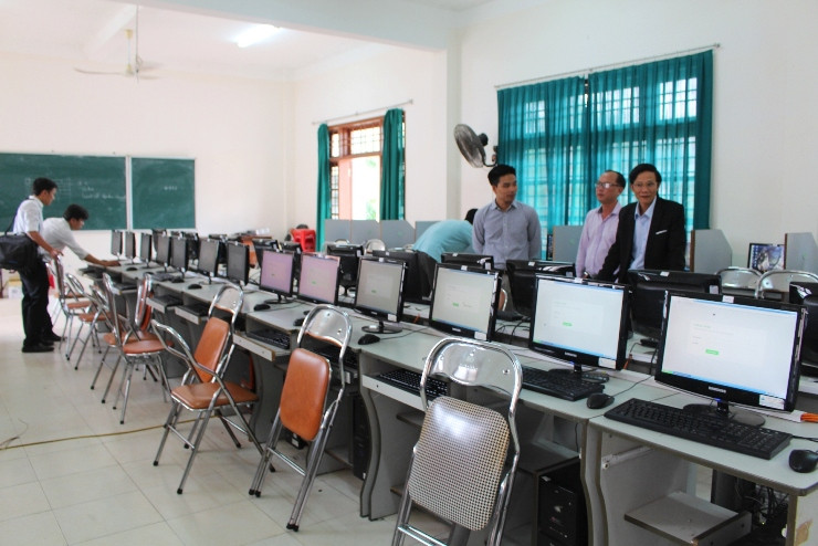 Giám đốc Sở Nội vụ Nguyễn Hữu Sáng kiểm tra phòng máy phục vụ các môn thi trắc nghiệm. Ảnh: VĂN HÀO