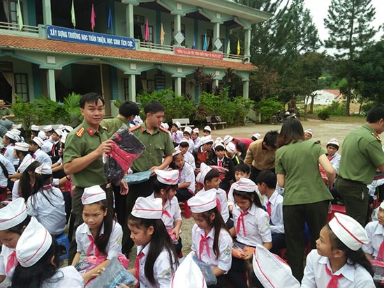 Cán bộ đoàn tình nguyện tặng quần áo ấm, khám và phát thuốc cho các em học sinh Trường PTDT nội trú huyện Tây Giang. 