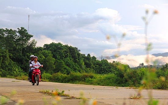 Nhiều công trình giao thông nông thôn được đầu tư, giúp người dân Đông Giang phát triển kinh tế - xã hội. Ảnh: ĐĂNG NGUYÊN