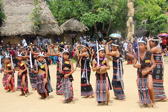 Đội trống chiêng nhí làng Bhơ Hôồng 1 biểu diễn điệu múa tâng tung da dá tại lễ hội văn hóa truyền thống xã Sông Kôn năm 2015.  Ảnh: ALĂNG NGƯỚC