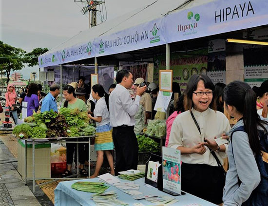 Rau hữu cơ ở Quảng Nam tham gia phiên chợ nông dân tại Đà Nẵng thu nhiều khách hàng. Ảnh: Q.TUẤN