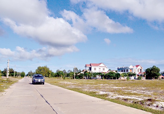 Người dân trong khu dân cư Lệ Sơn (xã Duy Nghĩa, Duy Xuyên) vẫn chưa được đào tạo hay chuyển đổi nghề.Ảnh: VĨNH LỘC