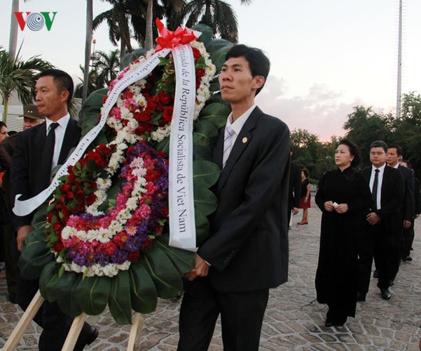 Chiều 28.11 (giờ địa phương), Chủ tịch Quốc hội Nguyễn Thị Kim Ngân dẫn đầu Đoàn đại biểu Đảng và Nhà nước Việt Nam đến đặt vòng hoa, viếng đồng chí Fidel Castro tại Khu tưởng niệm José Martí ở trung tâm Thủ đô La Habana