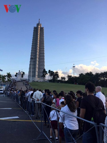 Bên ngoài Khu tưởng niệm José Martí ở thủ đô La Habana, dòng người dân Cuba xếp hàng chờ vào viếng vị lãnh tụ của mình