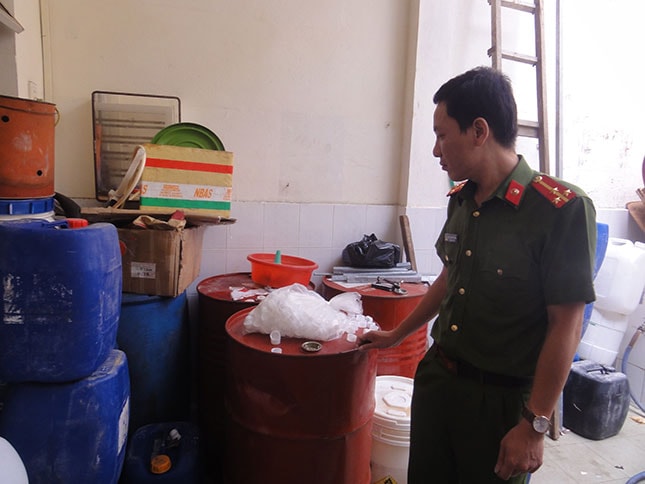 Thời gian qua các cấp, ngành trên địa bàn thành phố triển khai nhiều biện pháp về ATVSTP. Trong ảnh: Lực lượng chức năng kiểm tra, xử phạt một công ty hóa chất.