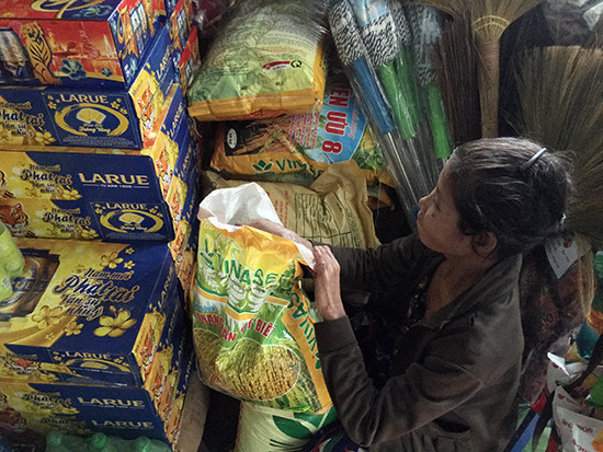 Nhiều bao bì lúa giống đã mở được bày bán ở tiệm tạp hóa.  Ảnh: PHAN VINH