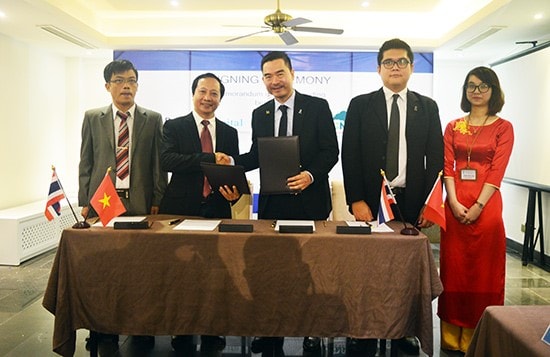 Representatives of two parties at the MoU signing ceremony