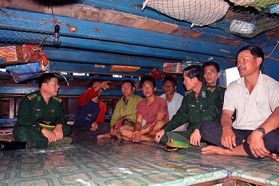 Đại tá Văn Ngọc Quế (bìa trái) - Chính ủy Bộ đội Biên phòng tỉnh thăm hỏi, động viên ngư dân có tàu bị tàu nước ngoài đâm va.