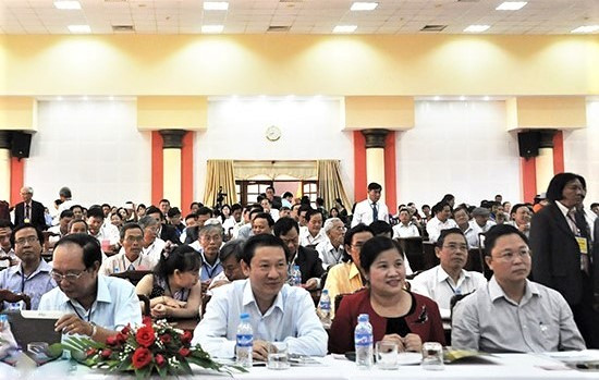 Tham dự buổi họp mặt, có ông Lê Trí Thanh (ngồi ngoài cùng bên phải) - Phó Chủ tịch UBND tỉnh Quảng Nam.