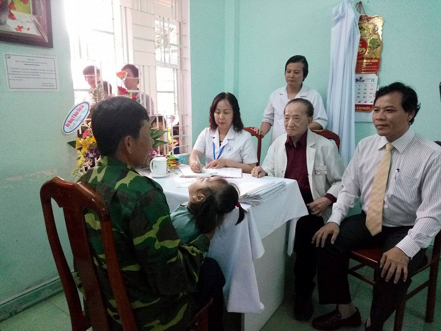 GS.BS Nguyễn Tài Thu - Chủ tịch hội cứu trợ trẻ em tàn tật Việt Nam trực tiếp khám, chữa bệnh cho các em.