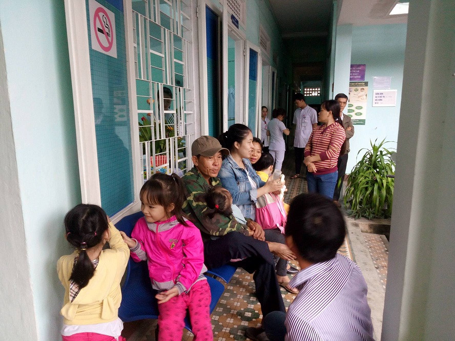 Nhiều gia đình ở Quảng Nam đưa trẻ đến bệnh viện Y học cổ truyền Đà Nẵng để được điều trị miễn phí.
