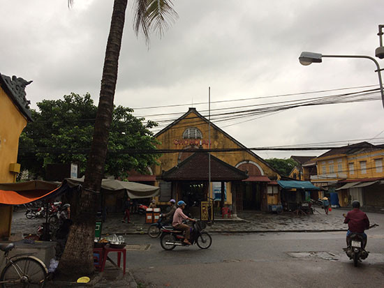 Dự kiến sẽ kéo dài “Phố đi bộ” cả tuyến đường Trần Phú trước chợ Hội An. Ảnh: Q.HẢI