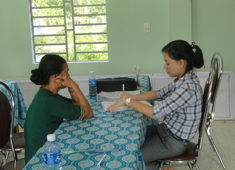 Cộng tác viên dư luận xã hội, Ban Tuyên giáo Tỉnh ủy tham  gia điều tra DLXH tại vùng Đông Nam tỉnh Quảng Nam.