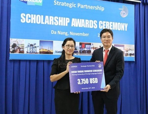 The Doosan Group  gives the scholarship symbolic table to the University (Photo: Quoc Tuan)