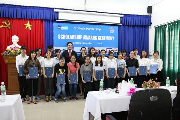 20 excellent students receive scholarships from Doosan Group (Photo: Quoc Tuan)