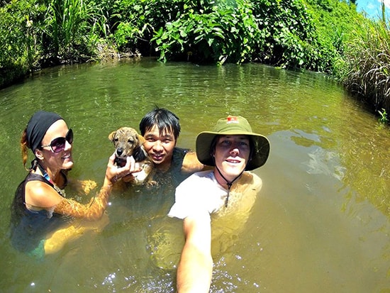 Ating Pai trải nghiệm cùng du khách ở Bhơ Hôồng. 