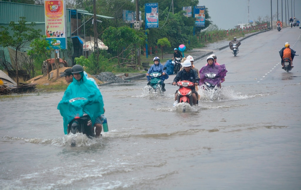 Đoạn đường 2 bên đường Nguyễn Văn Trỗi, do quá thấp nên bị ngập cục bộ. Ảnh: XUÂN THỌ