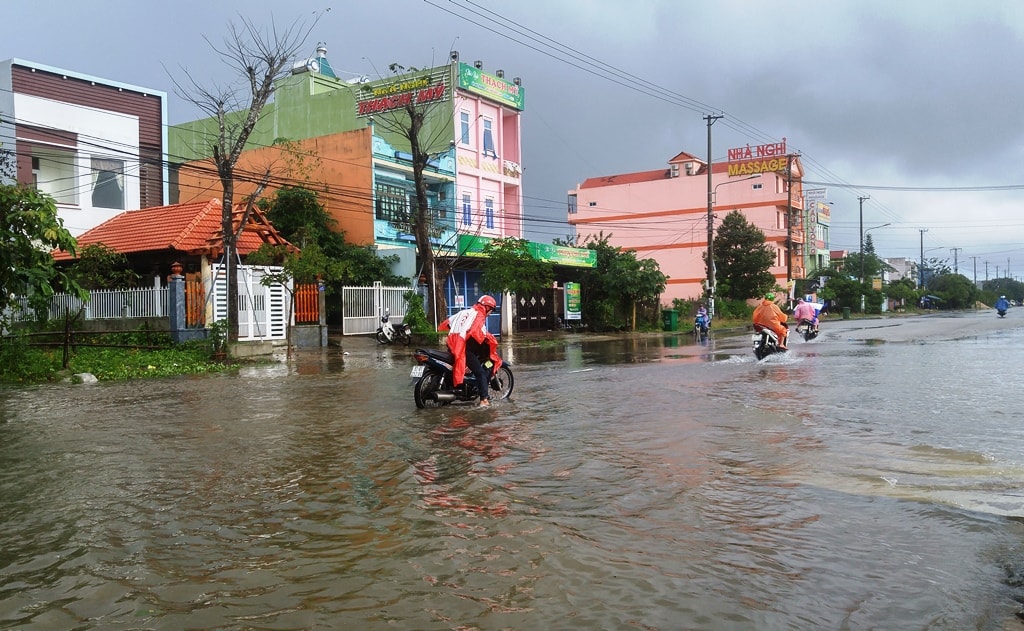 Không ít xe bị chết máy khi cố vượt đoạn đường ngập nước. Ảnh: XUÂN THỌ