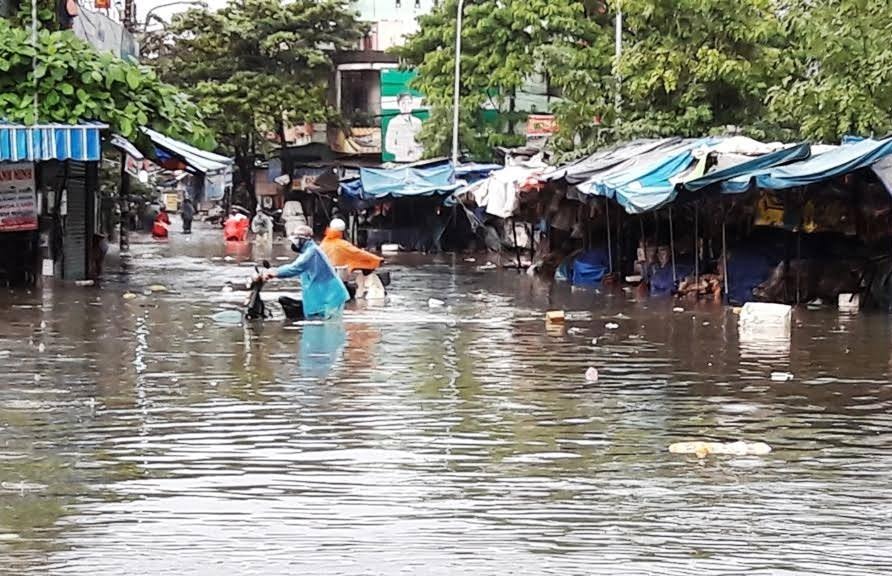 Tại khu vực chợ Tam Kỳ, nước dâng cao khiến cho các tiểu thương phải nghỉ bán. Nhiều tiêu thương hoảng hốt di chuyển hàng hóa của mình lên nơi khô ráo.