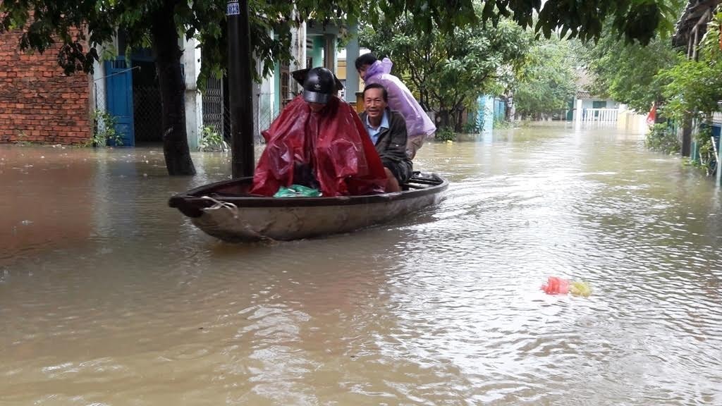 Toàn bộ khu dân cư này đã bị ngập nặng, giờ phải dùng ghe để chuyển đồ và đi lại.