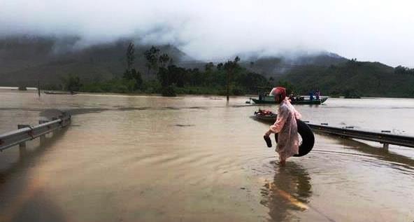 Một số tuyến đường huyết mạch của huyện Nông Sơn đang ngập sâu. Ảnh: Người dân cung cấp