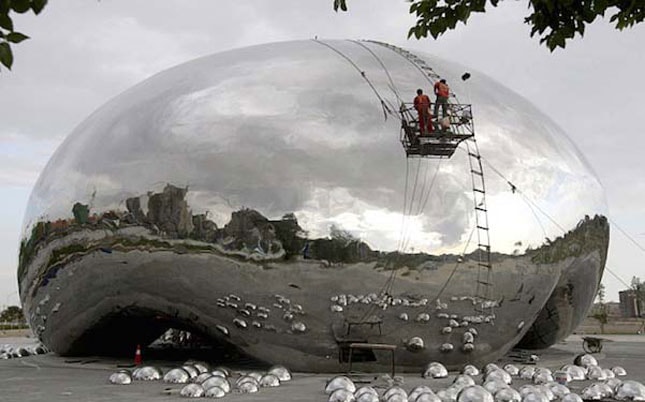 Tượng ở Trung Quốc “y hệt” tượng của Anish Kapoor ở Chicago .