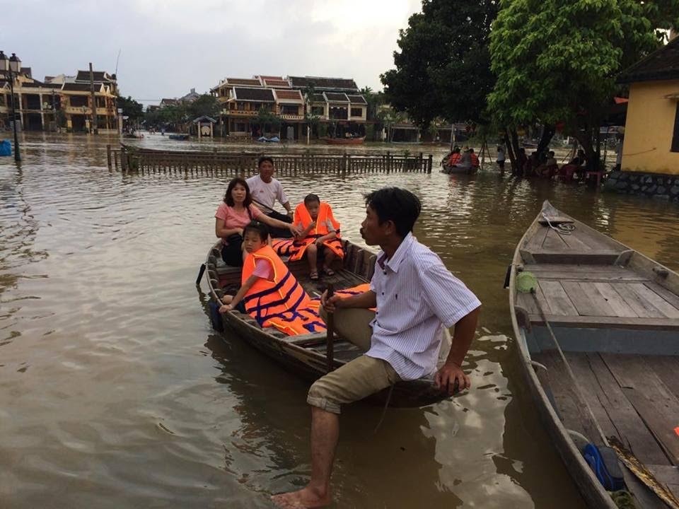 Có tình trạng đáng lo ngại là người dân tự ý đón khách du lịch bằng thuyền, mang cả trẻ em theo. Ảnh: QUỐC HẢI