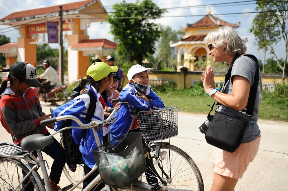 Học sinh giao lưu với du khách