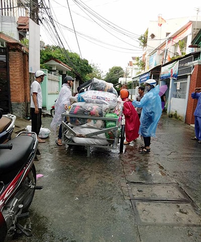 Trao quà cho người dân Quảng Bình, Quảng Trị trong cơn bão số 10 vừa qua