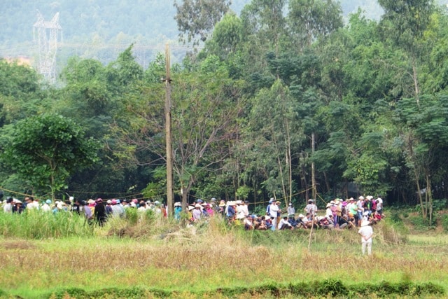 Hàng trăm người dân địa phương cùng lực lượng chức năng nỗ lực tìm kiếm song vẫn chưa tìm thấy tung tích nạn nhân. Ảnh: Triêu Nhan