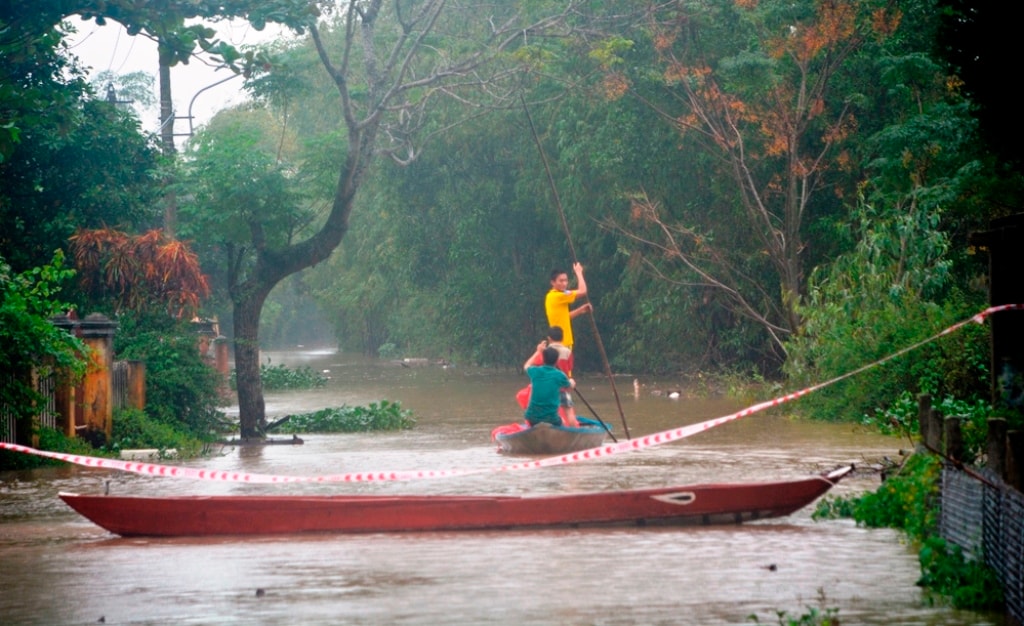 Đợt mưa lũ vừa rồi làm nhiều tuyến đường, nhất là tuyến đường nông thôn bị ngập, giao thông bị tê liệt. (Ảnh chụp sáng ngày 3.12 tại tuyến đường ĐT 615 đoạn qua thôn Vĩnh Bình, xã Tam Thăng, thành phố Tam Kỳ). Ảnh: XUÂN THỌ