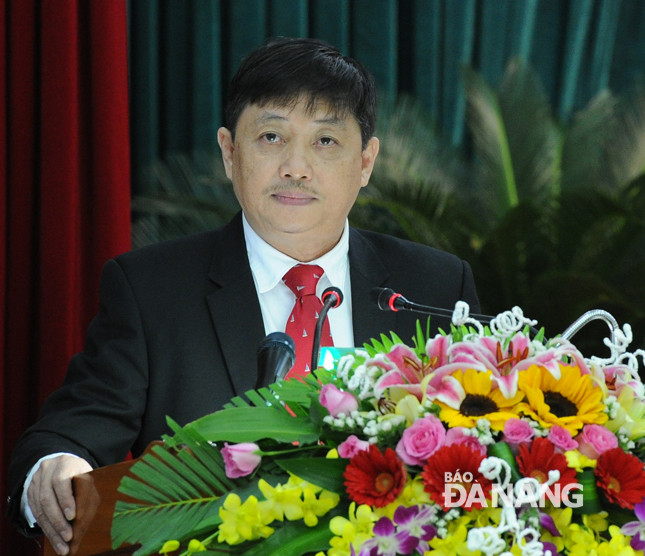 Phó Chủ tịch UBND thành phố Đặng Việt Dũng trình bày tại kỳ họp thứ 3 HĐND thành phố. Ảnh ĐẶNG NỞ