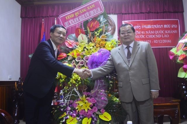 Vice Chairman Tung (left) at the Consulate General of Laos in Da Nang